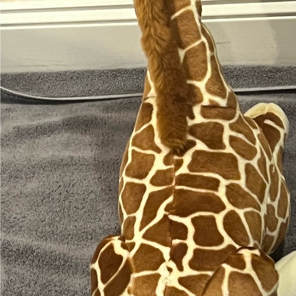 FAO Schwarz giraffe, plush - Picture 5 of 8